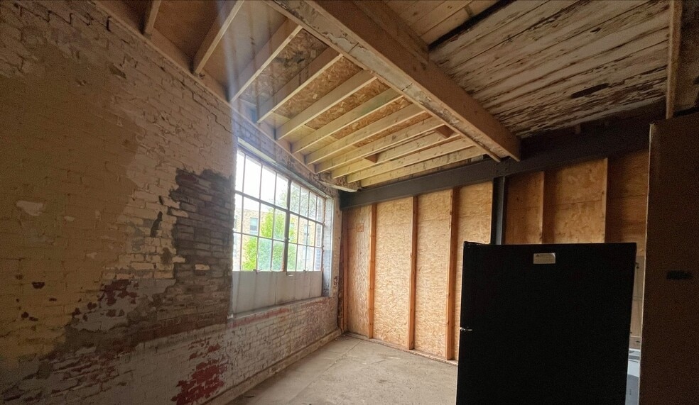 More Photos Of 156 River St, North Adams Flex For Sale