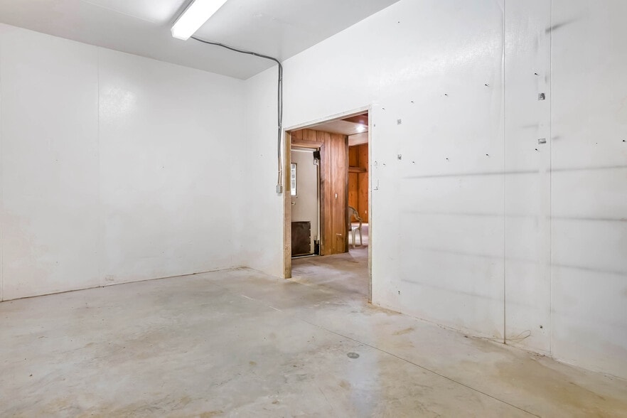 More Photos Of 8977 DuPont Blvd, Lincoln Convenience Store For Sale