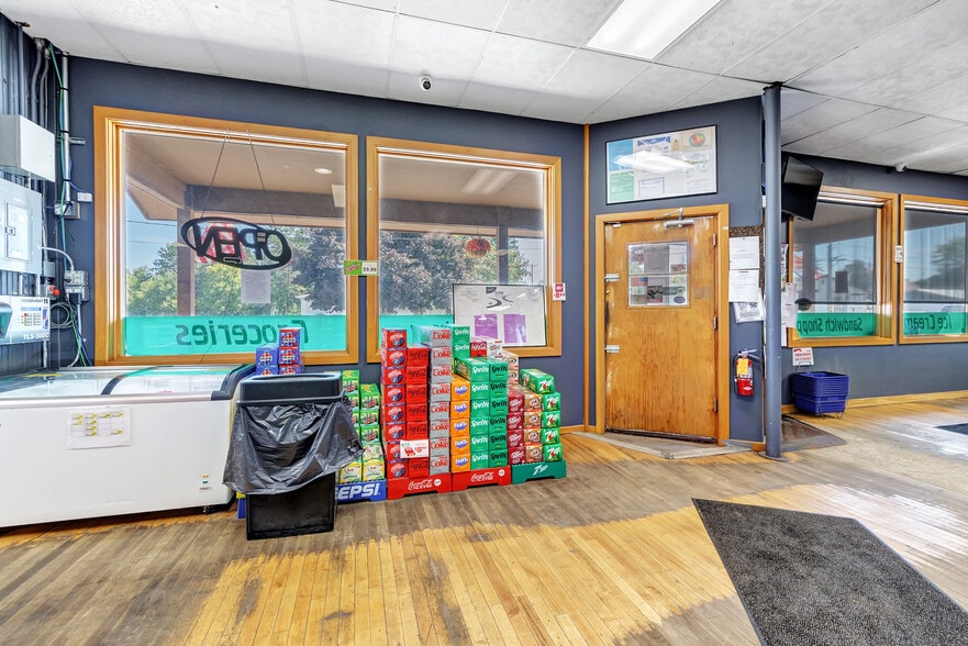 More Photos Of 633 Bissell St, White Lake General Retail For Sale