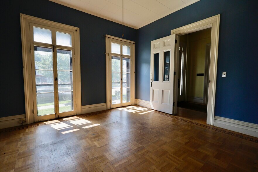 More Photos Of 72 Main St, Delhi Office Residential For Sale