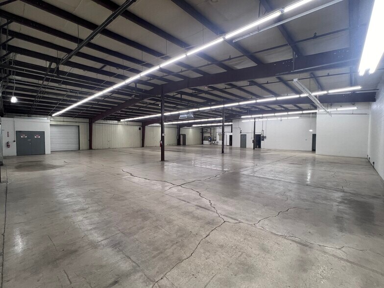 More Photos Of 1700 Landmark Rd, Aurora Warehouse For Lease
