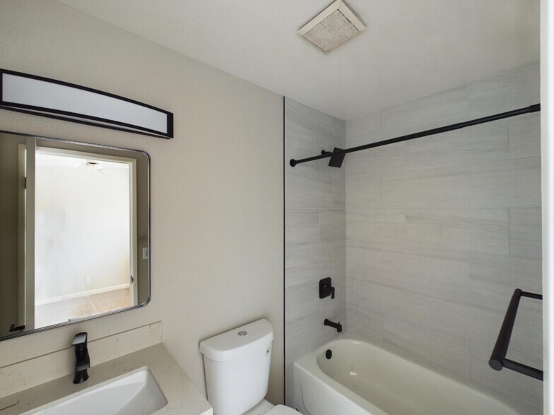 More Photos Of 185 Saxony Rd, Encinitas Apartments For Sale