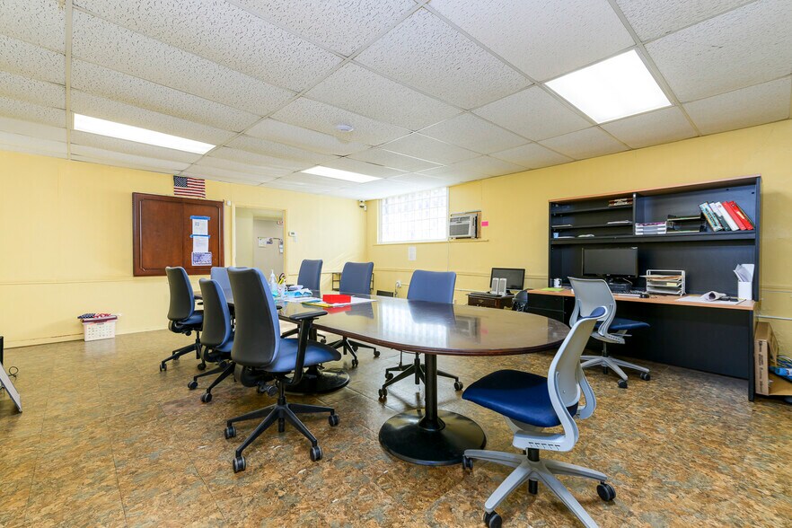 More Photos Of 4019 S Grand Blvd, Saint Louis Flex For Sale