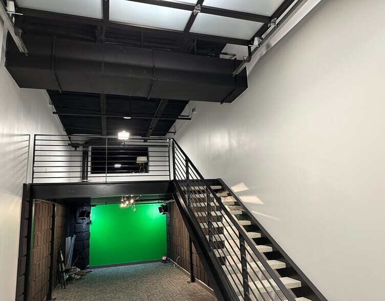 More Photos Of 4229 FM 620, Austin Showroom For Sale