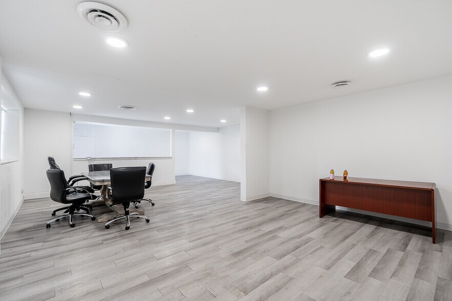 More Photos Of 7123 Curragh Av, Burnaby Light Manufacturing For Sale