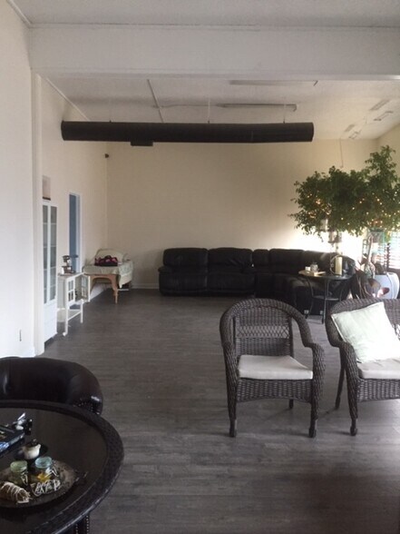 More Photos Of 5805-5809 Merriam Dr, Merriam Showroom For Lease