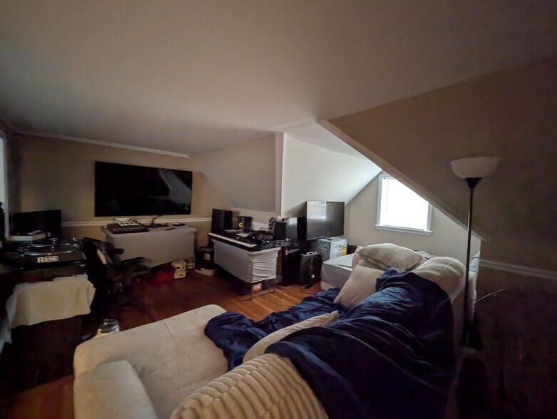 More Photos Of 28 Bohack Ct, Sayville Apartments For Sale