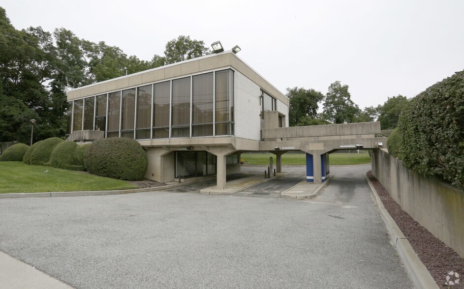 More Photos Of 2921 Middle Country Rd, Lake Grove Bank For Sale