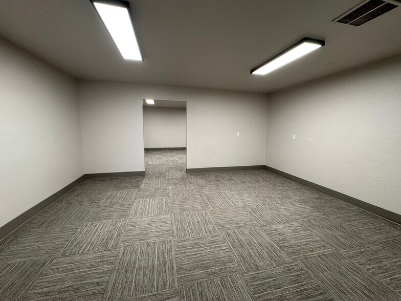 More Photos Of 3745 E Wier Ave, Phoenix Warehouse For Lease