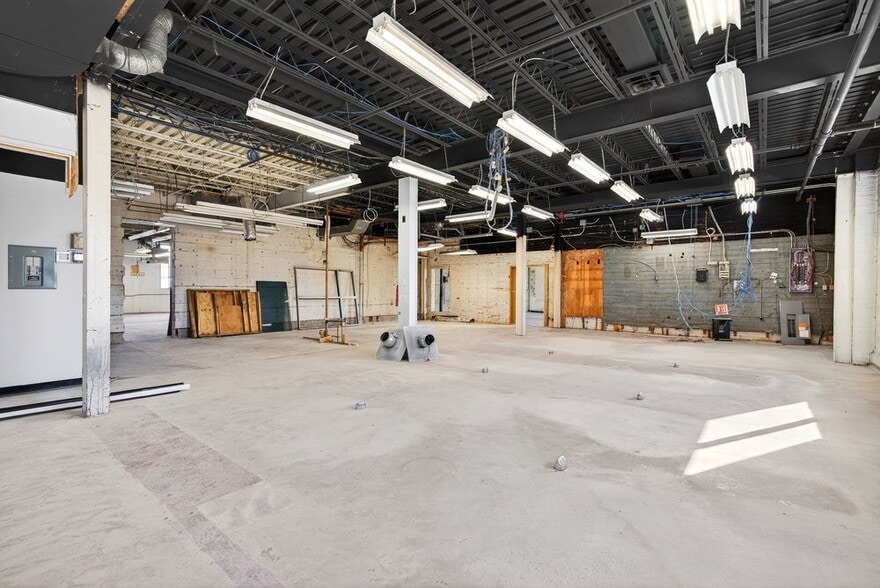 More Photos Of 144-150 Chatham St, Hamilton Manufacturing For Lease