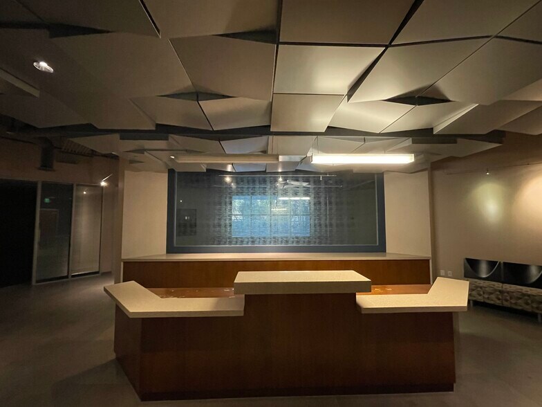 More Photos Of 26010 Mureau Rd, Calabasas Office For Sale