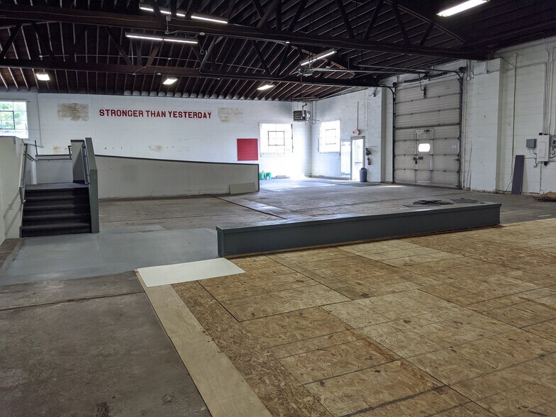 More Photos Of 250 S Kinzie Ave, Bradley Flex For Sale