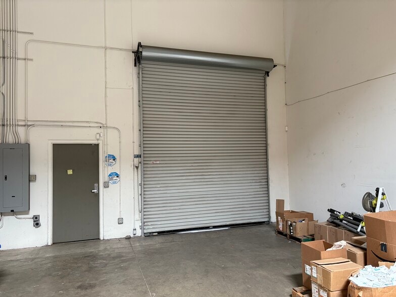 More Photos Of 25 W Easy St, Simi Valley Warehouse For Lease