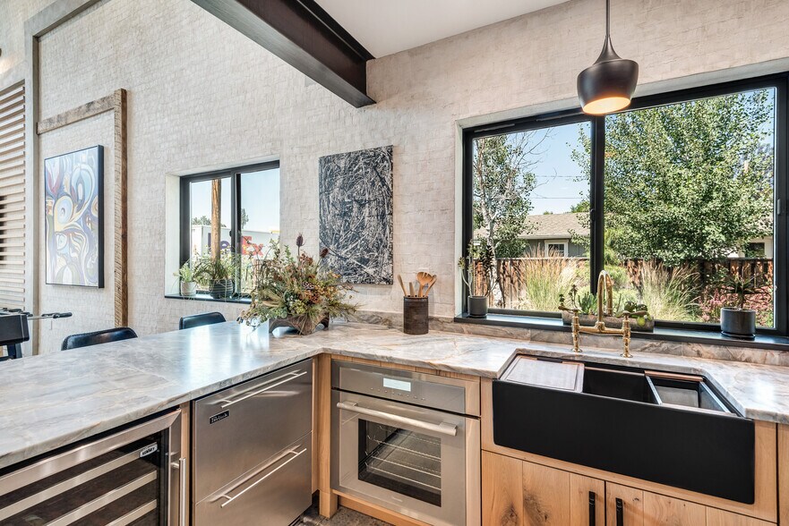 More Photos Of 64678 Cook Ave, Bend General Retail For Sale