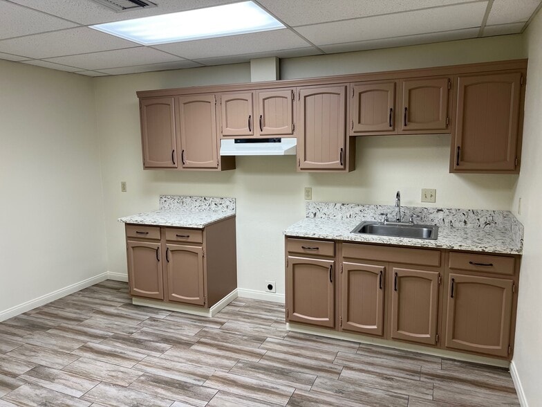 More Photos Of 18344 Oxnard St, Tarzana Warehouse For Lease