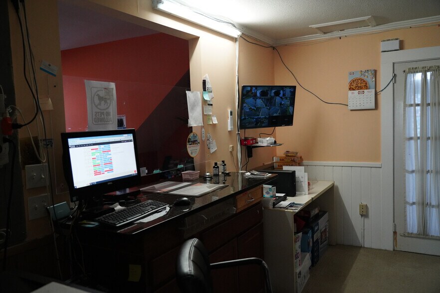 More Photos Of 901 E Main St, Walhalla Hotel For Sale
