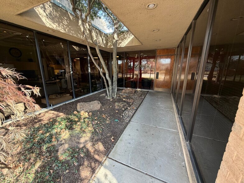 More Photos Of 1703 E Skelly Dr, Tulsa Office For Lease