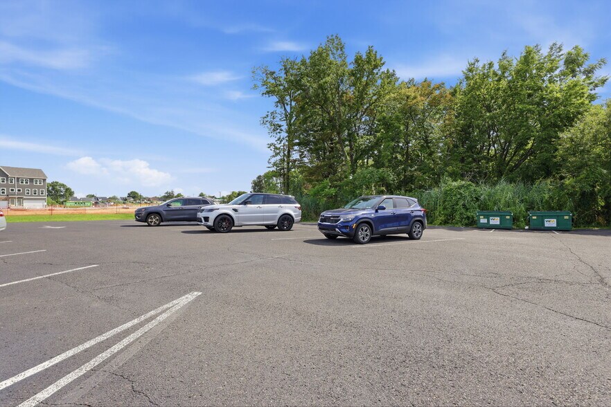 More Photos Of 1568 Woodbourne Rd, Levittown Office For Lease