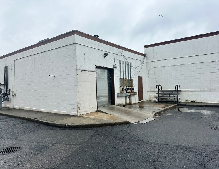More Photos Of 422-426 Great East Neck Rd, West Babylon Warehouse For Lease