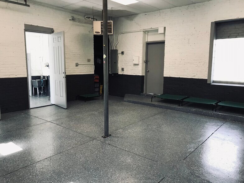 More Photos Of 1540-1542 N Western Ave, Chicago Auto Repair For Lease