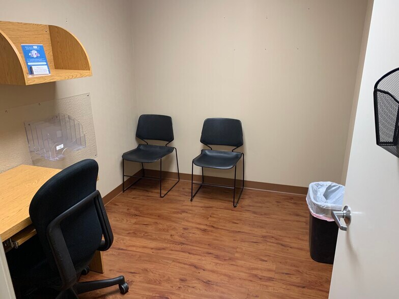 More Photos Of 8 Quakerbridge Plz, Hamilton Office For Sale