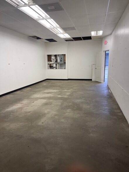 More Photos Of 3300 Jensen Dr, Houston Manufacturing For Lease