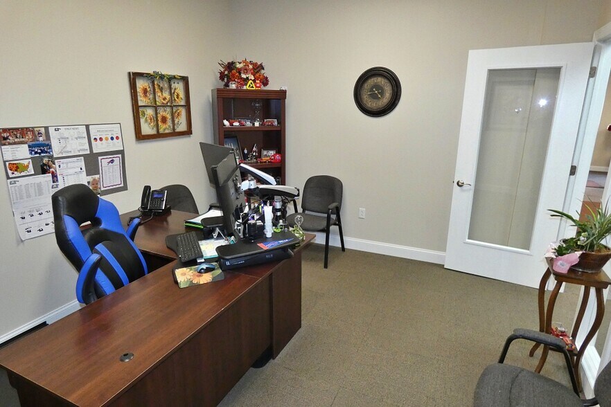 More Photos Of 10 W Main St, Lancaster Flex For Lease