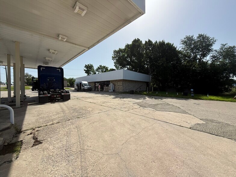 More Photos Of 319 Choctaw Ave, Savanna Convenience Store For Sale