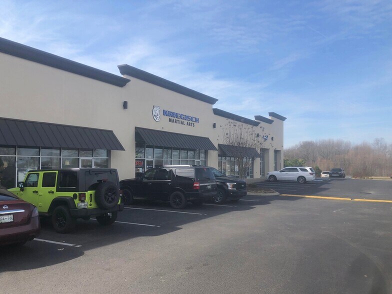 More Photos Of 2690 Madison St, Clarksville Storefront Retail Office For Lease