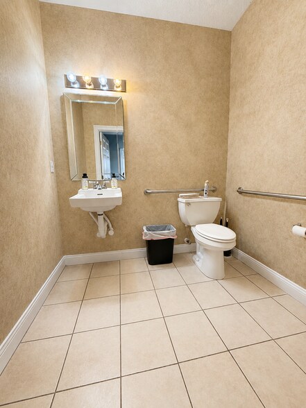 More Photos Of 8883 Perimeter Park Blvd, Jacksonville Medical For Lease