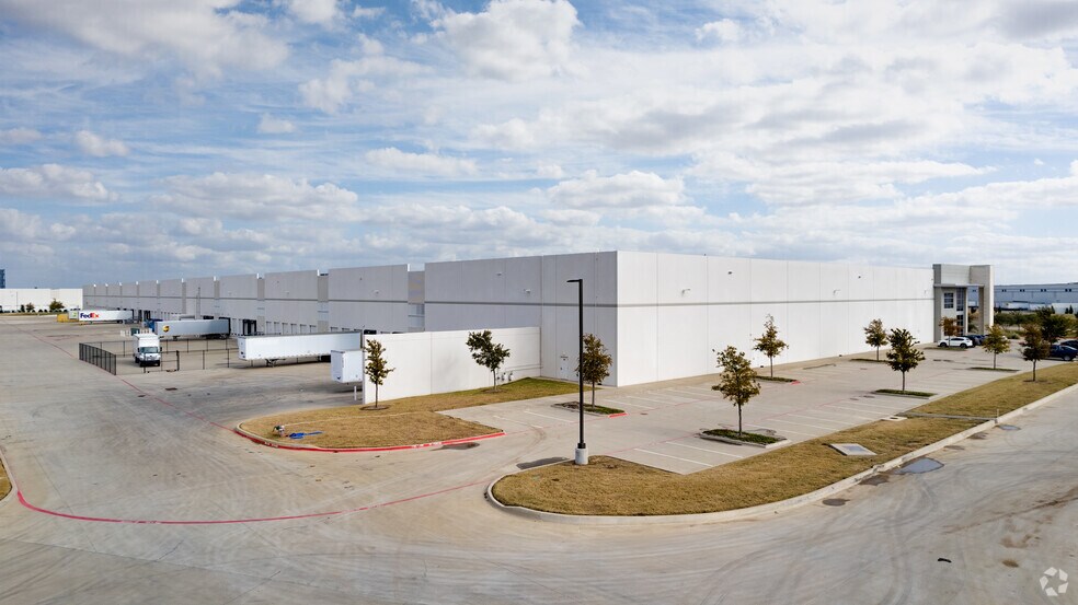 More Photos Of 15277 Heritage Pky, Fort Worth Distribution For Lease