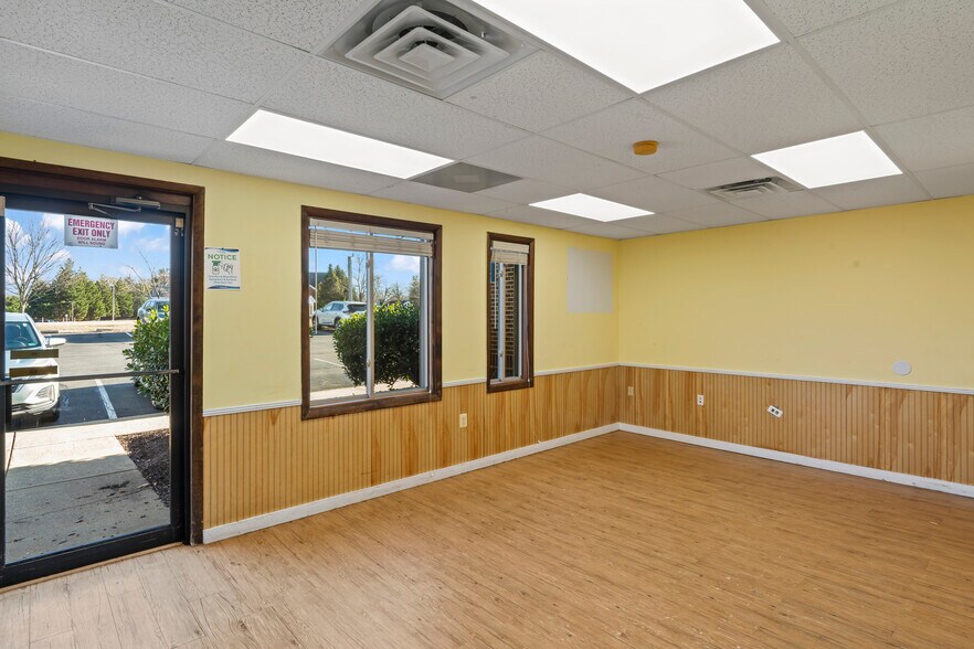 More Photos Of 9380 Forestwood Ln, Manassas Office For Lease