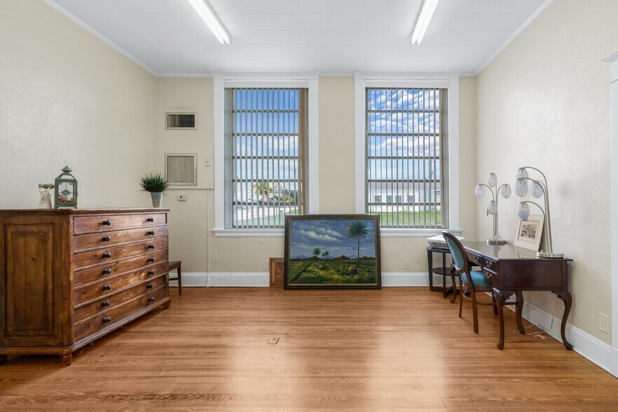 More Photos Of 47 W Wall St, Frostproof Loft Creative Space For Lease