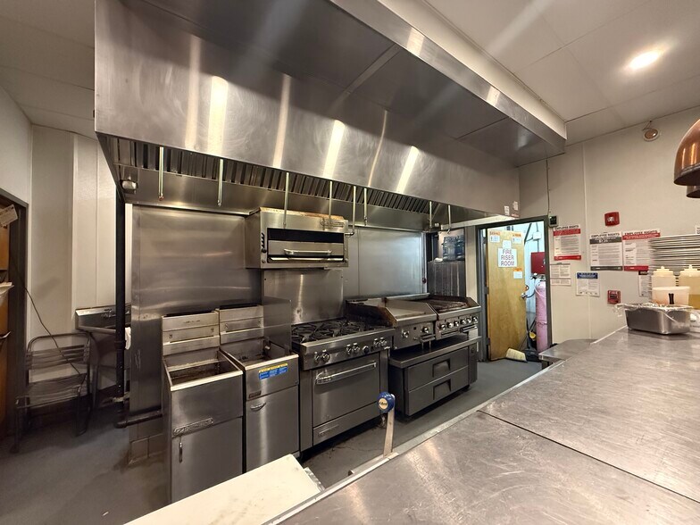 More Photos Of 4935 N Mesa St, El Paso Restaurant For Lease