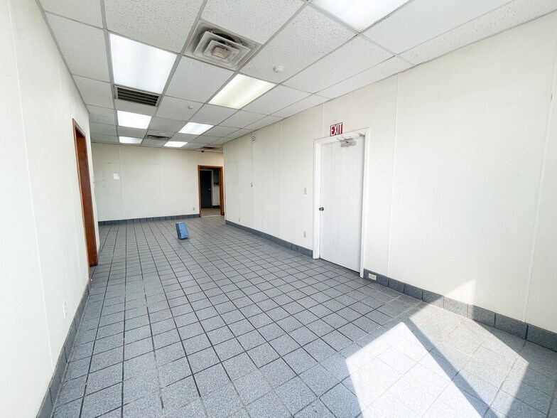More Photos Of 7902 Slide Rd, Lubbock Veterinarian Kennel For Lease