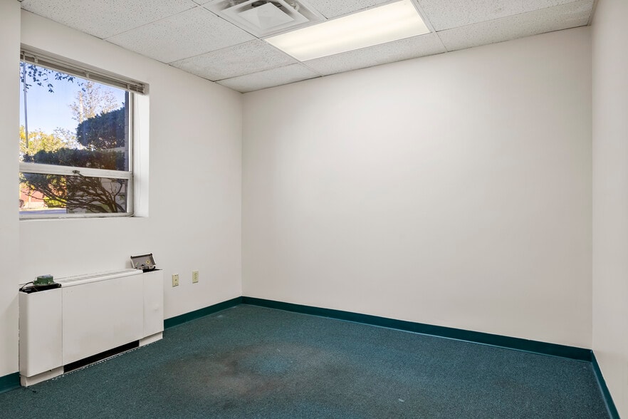 More Photos Of 30-32 N Russell Rd, Albany Office For Sale