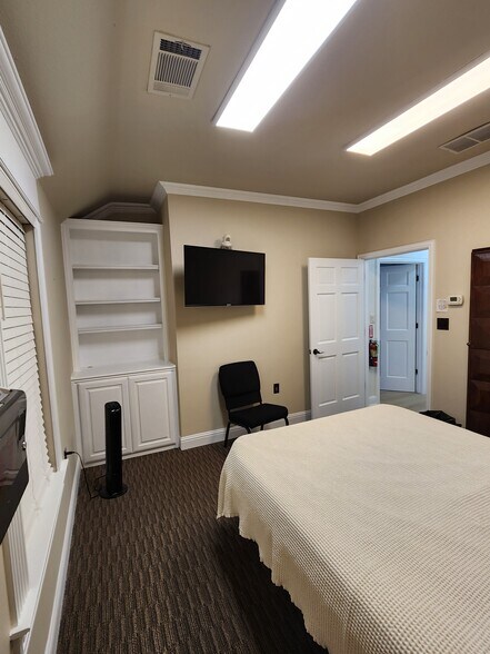 More Photos Of 2125 Martin Dr, Bedford Medical For Sale
