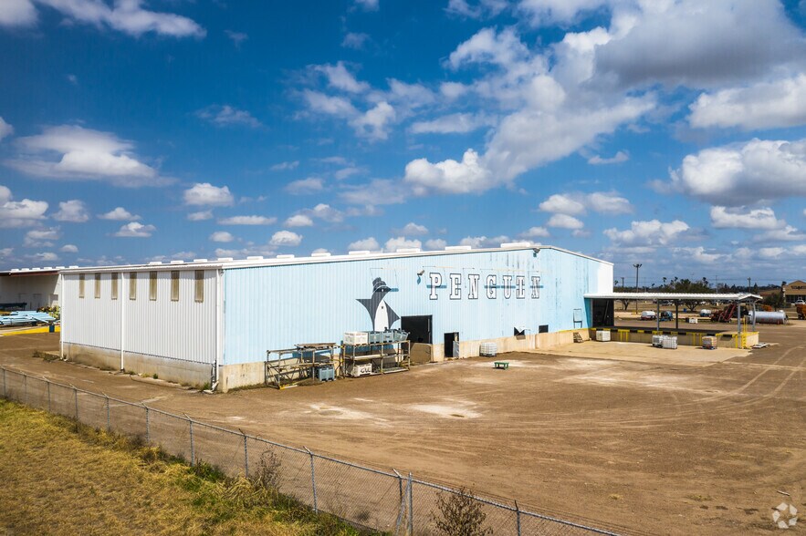 More Photos Of 2300 Vo Tech Dr, Weslaco Distribution For Lease