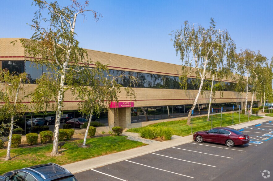 More Photos Of 3825 Hopyard Rd, Pleasanton Unknown For Lease