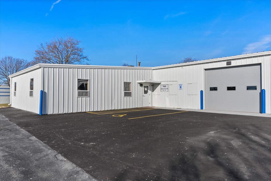 Primary Photo Of 705 Schoenhaar Dr, West Bend Warehouse For Lease