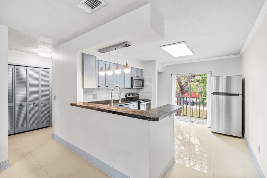More Photos Of 7917 Lakeshore Dr, Tampa Multifamily For Sale