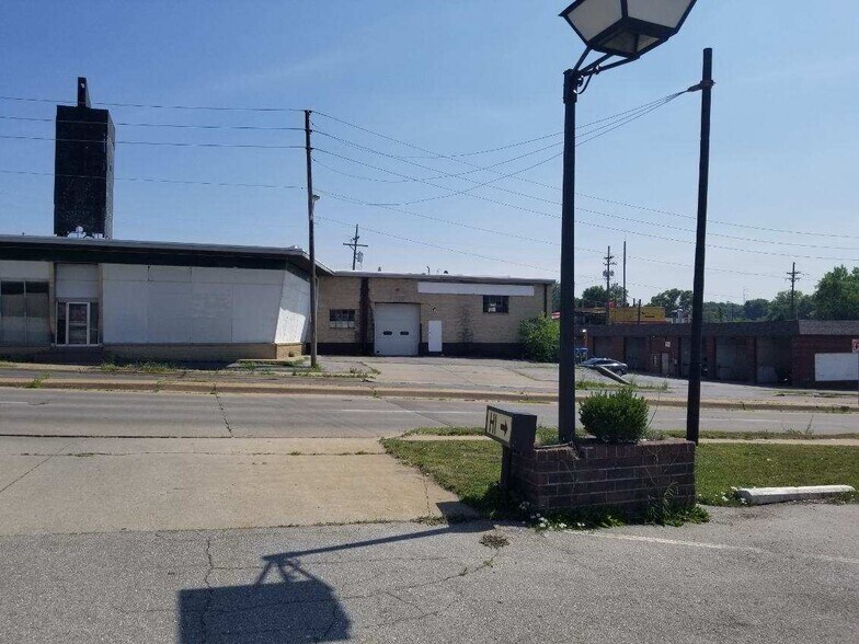 More Photos Of 1015 State Ave, Kansas City Showroom For Lease