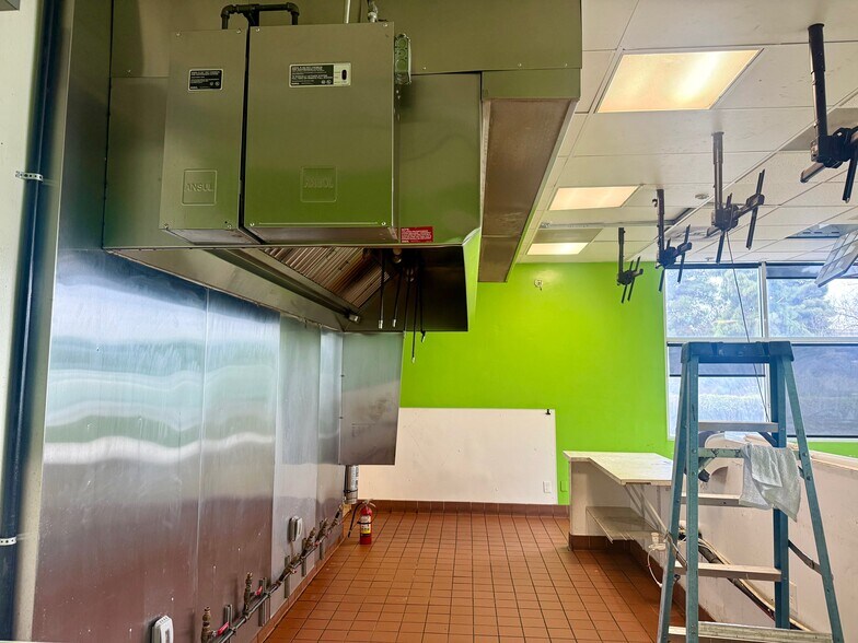 More Photos Of 947 W Olive Ave, Porterville Freestanding For Lease