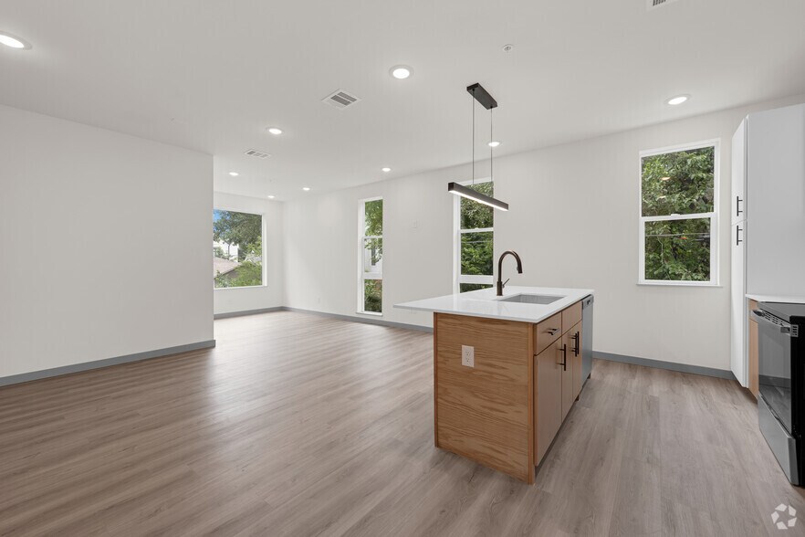 More Photos Of 3981-4001 Roseland Ave, Dallas Apartments For Sale