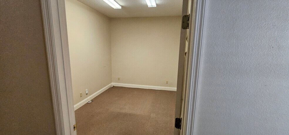 More Photos Of 465 Summerhaven Dr, DeBary Office For Lease