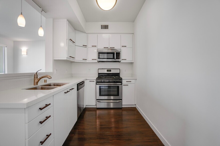 More Photos Of 525 Santa Monica Blvd, Santa Monica Apartments For Sale