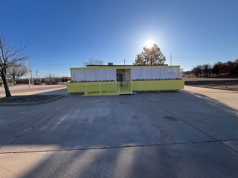 More Photos Of 2100 E 2nd St, Edmond Freestanding For Lease