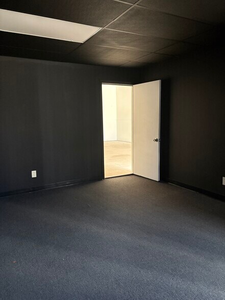 More Photos Of 7999 Hansen Rd, Houston Unknown For Lease
