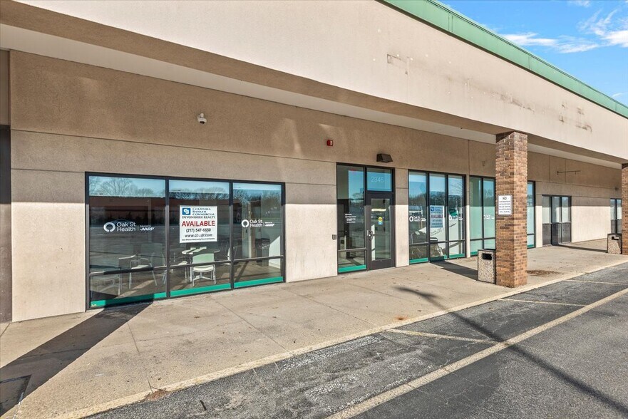 More Photos Of 2301-2585 S MacArthur Blvd, Springfield General Retail For Lease
