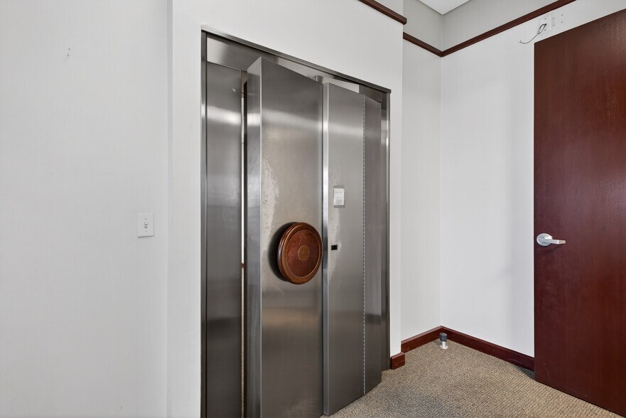 More Photos Of 18031 S Tamiami Trl, Fort Myers Bank For Lease